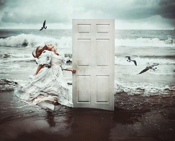 少女とビーチのドア