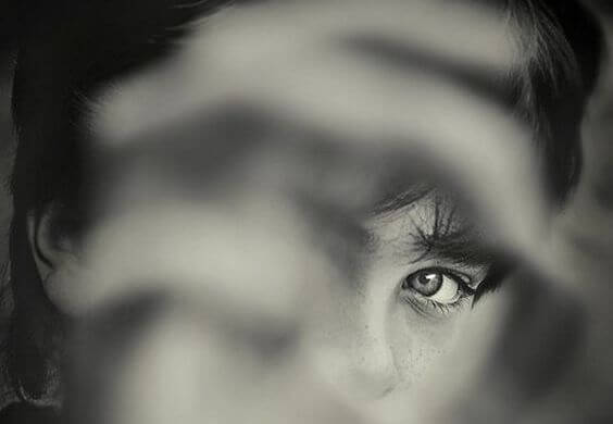 隙間から覗く子供の目