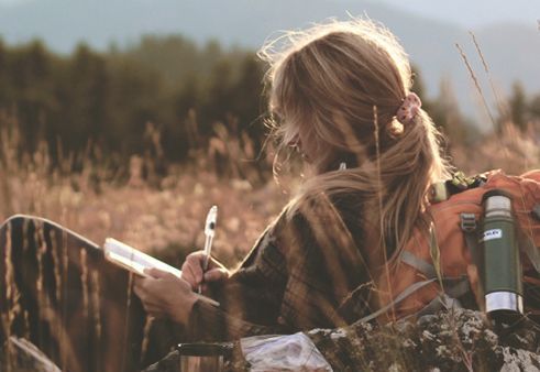手紙を書く女性