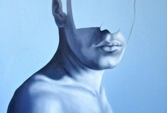 目が消された男性の顔