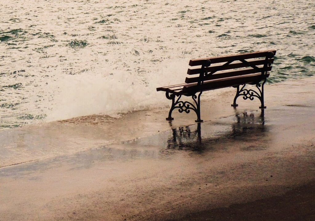 海辺のベンチ