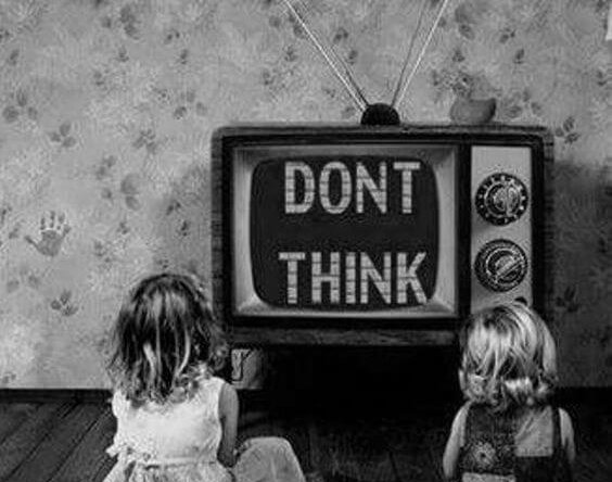 考えることを阻害するテレビ