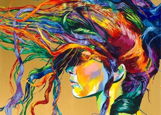 色とりどりの髪の女性