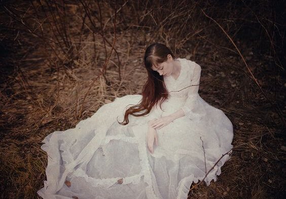 白いドレスの女性