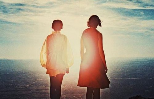 海辺に立つ二人の女性