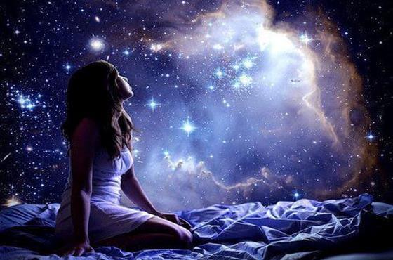 宇宙の星を見上げる女性