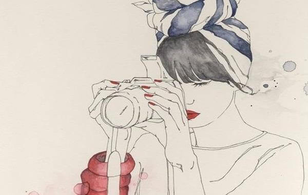 写真を撮る女性