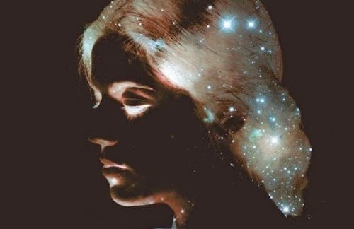 女性の髪にちりばめられた星