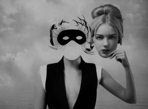 仮面を残して顔を取り去る女性