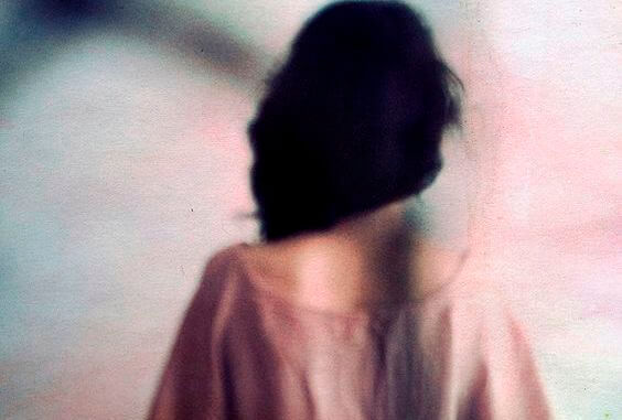 長い黒髪の女性の後ろ姿