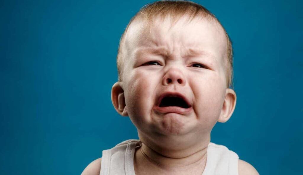 泣く赤ちゃん
