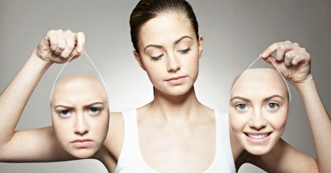 二つの顔を手に持つ女性