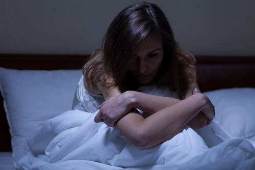 悲しい眠れない女性