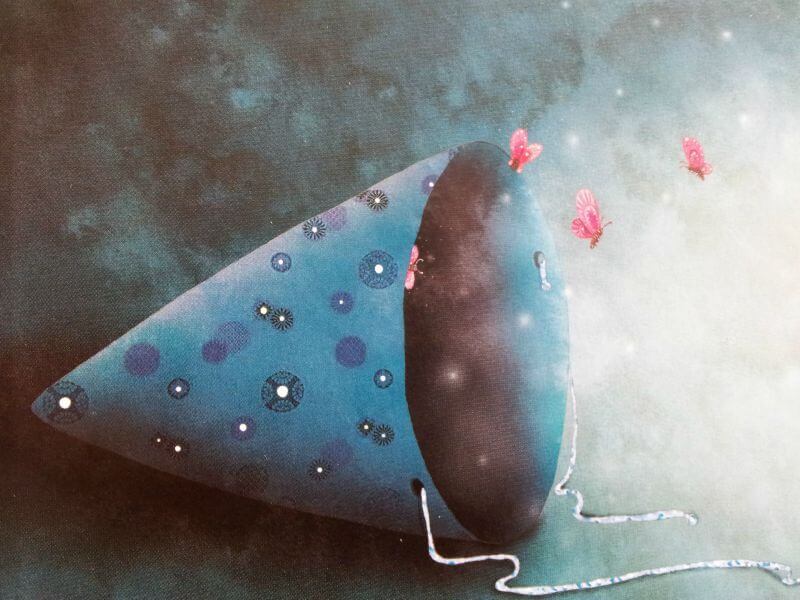 青い紙の帽子とピンクの蝶