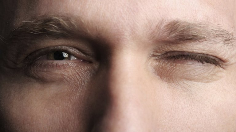 ウインクする男性の目