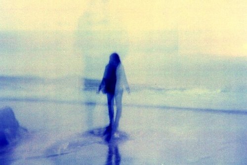 海辺に立つ人の影