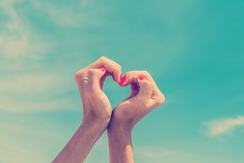 手でハートをかたどる