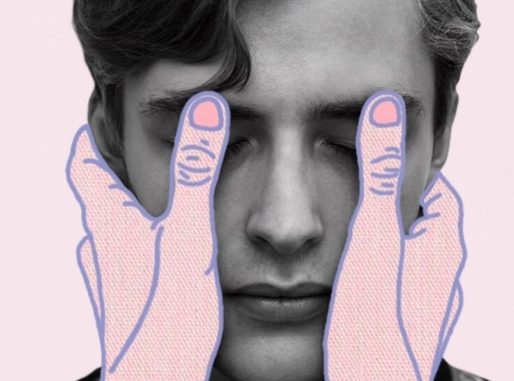 ピンクの手で目隠しをされる男性