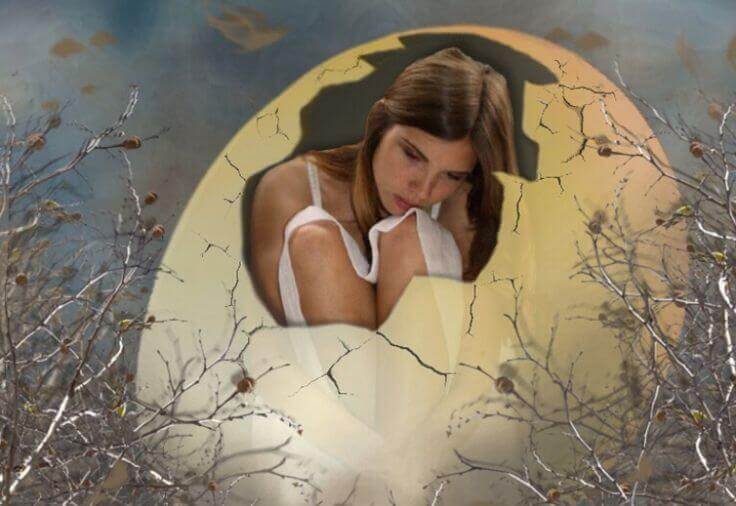 カラにこもる女性