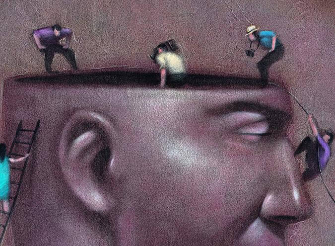 銅像の頭に登る人々