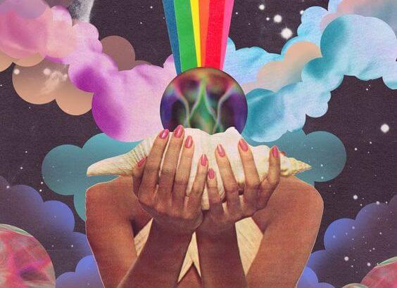 虹を放つ貝を手にした女性の体