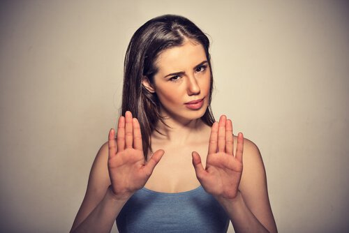 両手でノーを示す女性