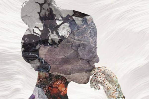 女性のシルエットに映る景色