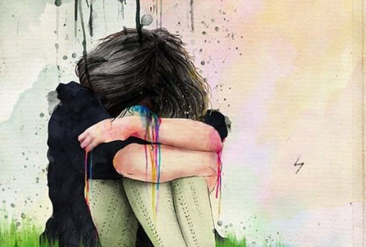 うずくまる女性