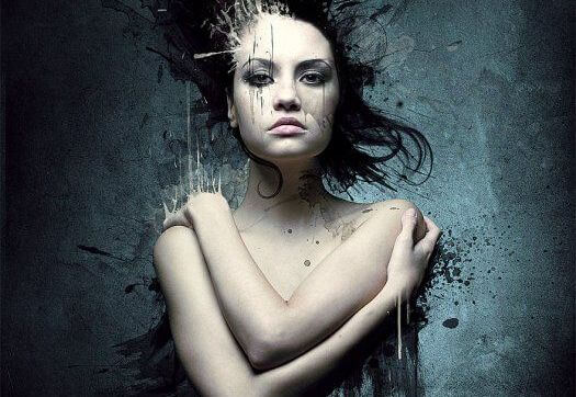 溶けていく裸の女性