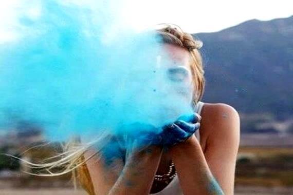青い粉を吹く女性