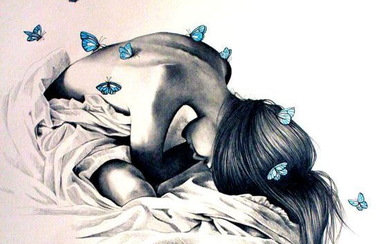 うずくまる女性と青い蝶
