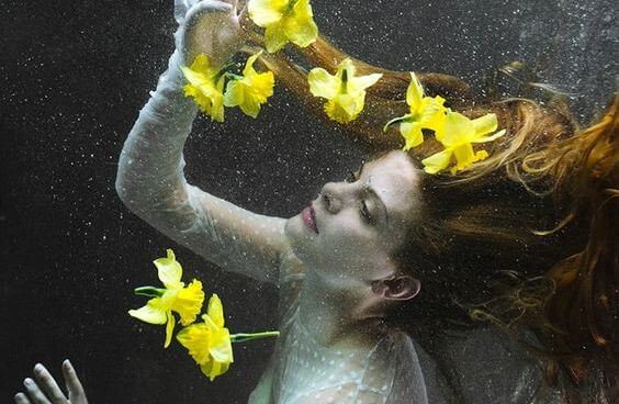 水の中の女性と黄色い花
