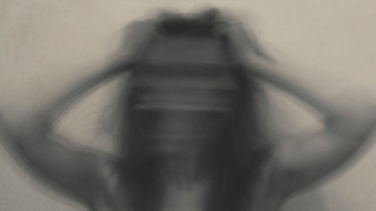 不安な女性のぼやけた影
