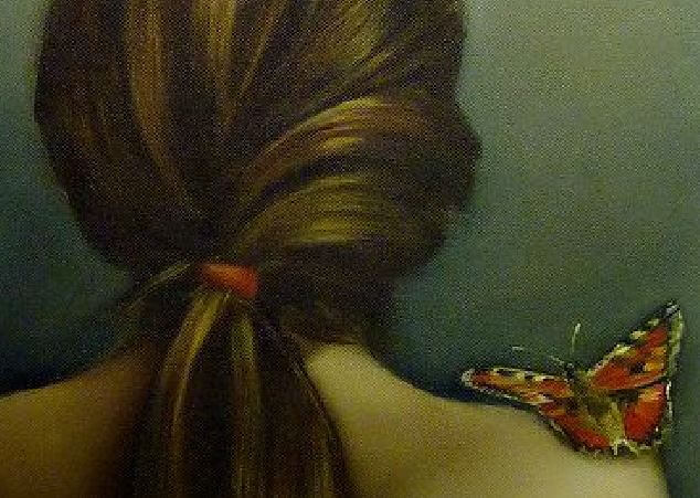 女性の方に留まる蝶