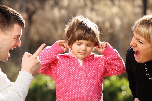 口論する親と耳をふさぐ子供