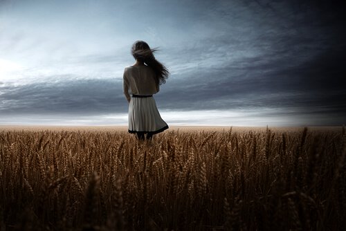 麦畑に立つ少女