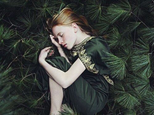緑の中で眠る少女
