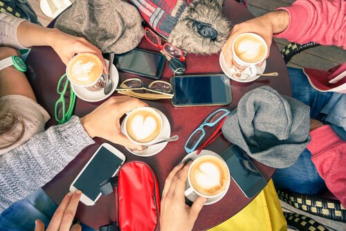 テーブルの上のコーヒーと携帯