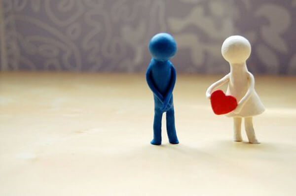 ハートを渡す人形