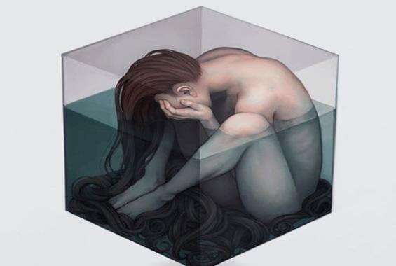 箱の中の女性