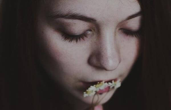 花にキスする女性