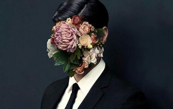 顔が花の男性