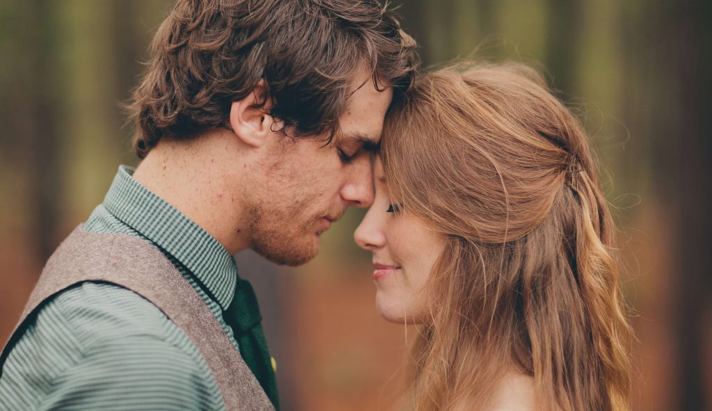 額を寄せ合うカップル