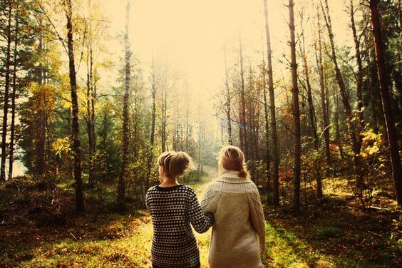 森を歩く二人の友人