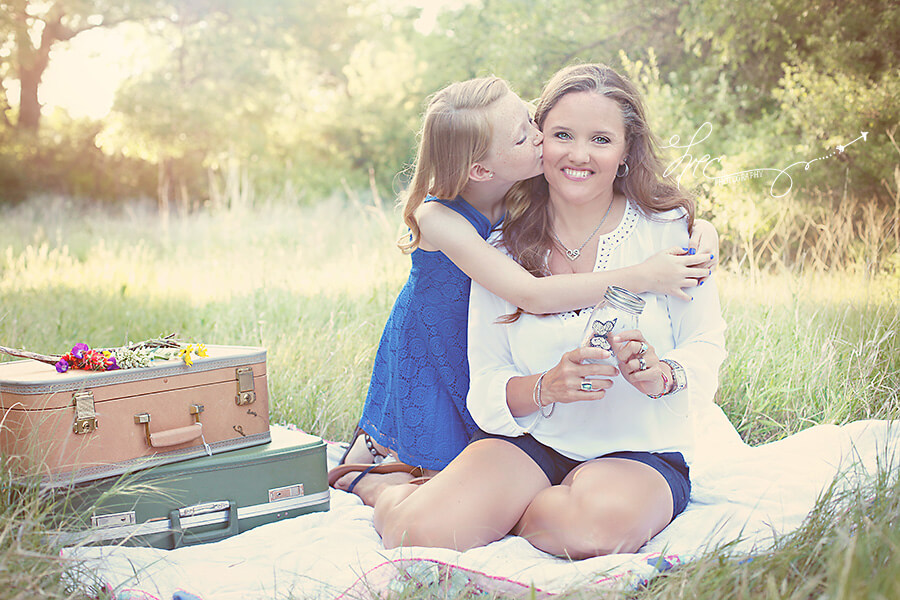 ピクニックをする母親と娘