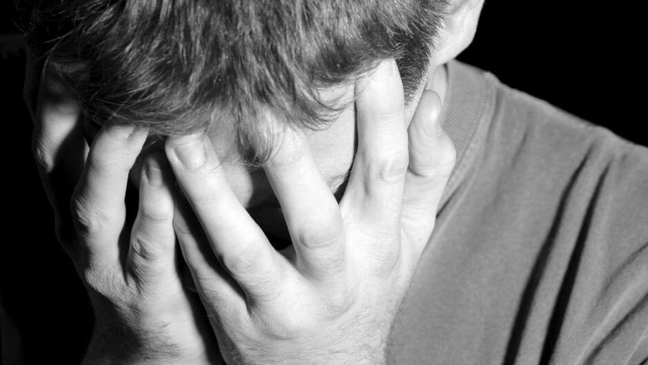 頭を抱える男性
