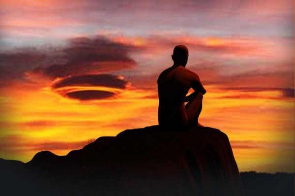 夕日の中に座る男性