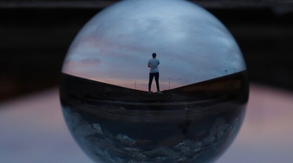 草原にたたずむ人