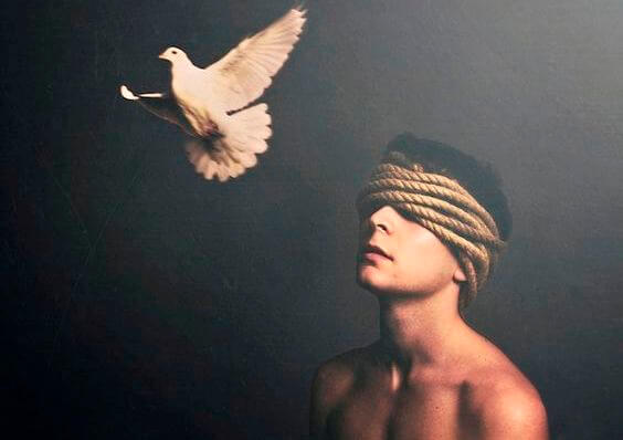 縄で目隠しした男性