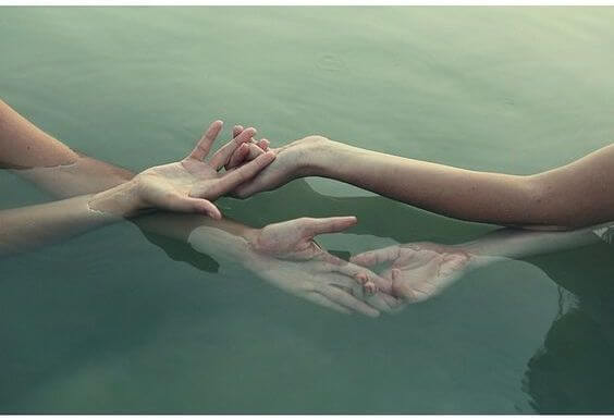 水の中で手を握る